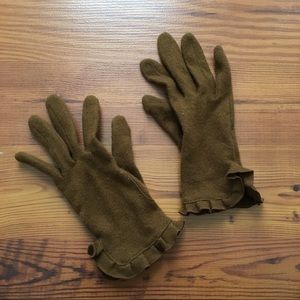 Ruffle gloves with media tips
